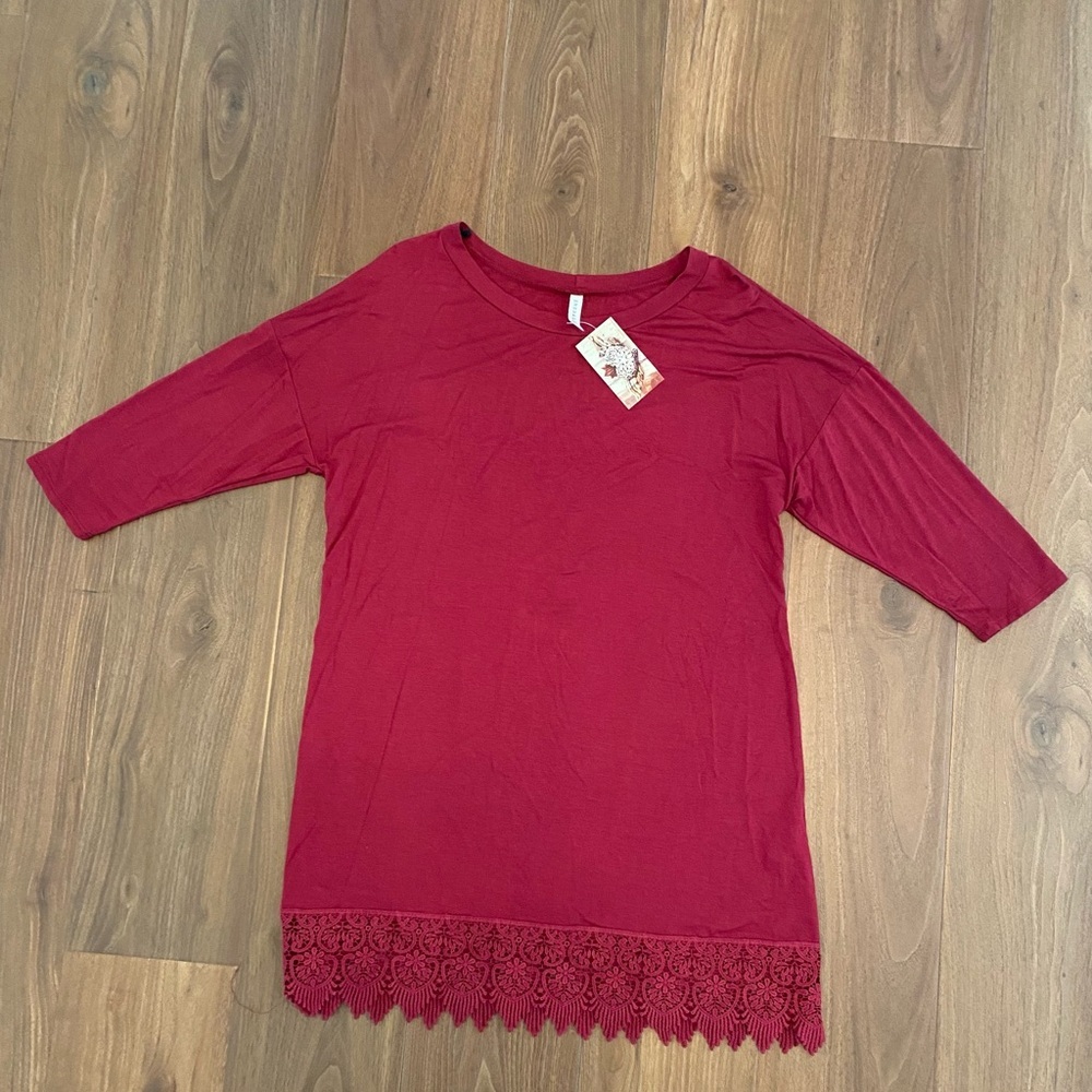 NWT Women's Red Lace Hem Emerald Topsize XL